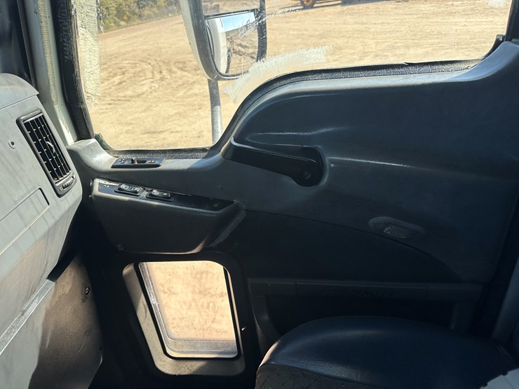 #33701-•-2011-mack-cxu-sleeper-truck-tractor-1m1aw09y4bm013132-image-81