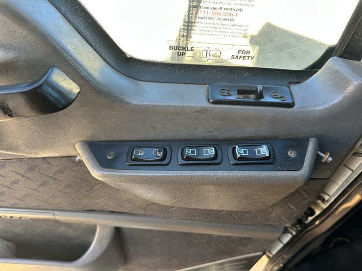 #33701-•-2011-mack-cxu-sleeper-truck-tractor-1m1aw09y4bm013132-image-79