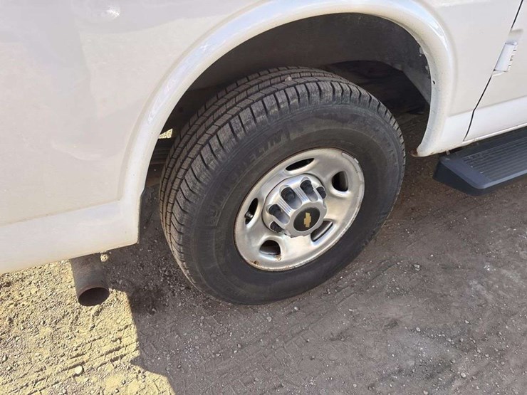 2013-chevrolet-2500-image-13