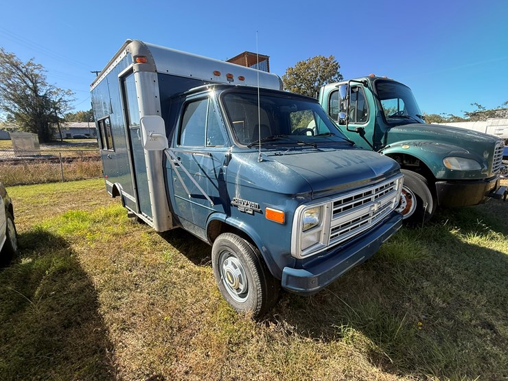 1991-chevrolet-c30-image-2