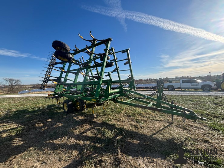 2005-john-deere-2210-image-3