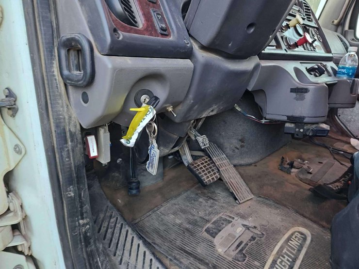 2014-freightliner-m2-106-image-49