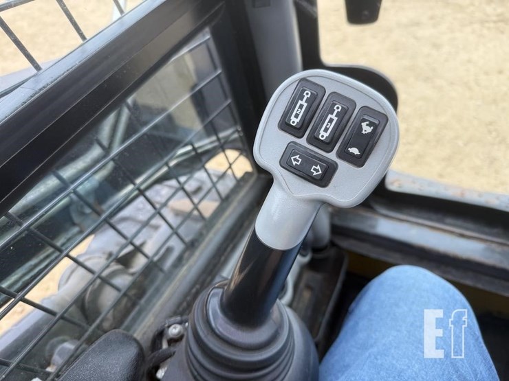 new-holland-l220-image-13