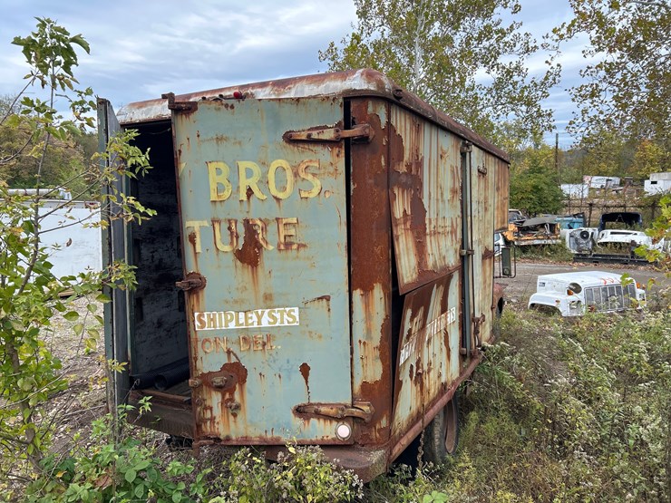 #82-•-1952-ford-moving-van-image-5