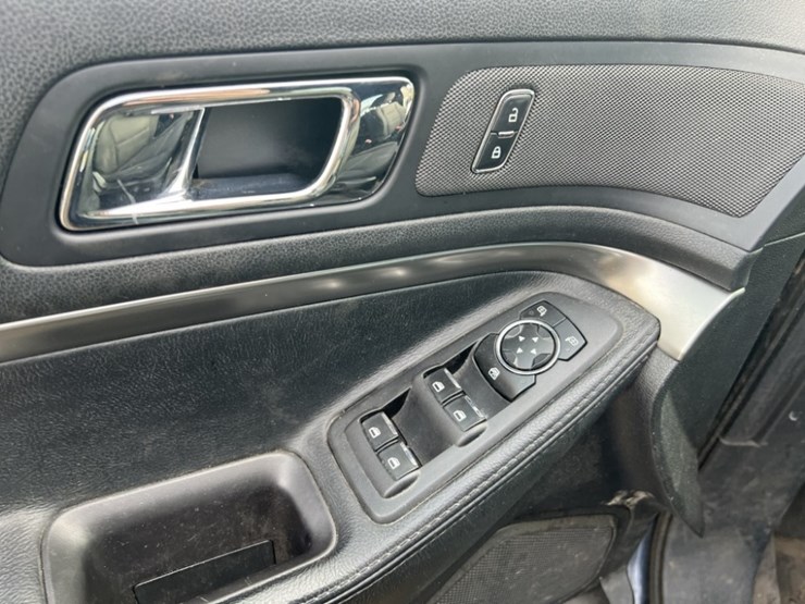 2017-ford-explorer-image-27