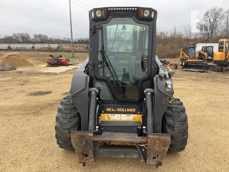 new-holland-l220-image-2