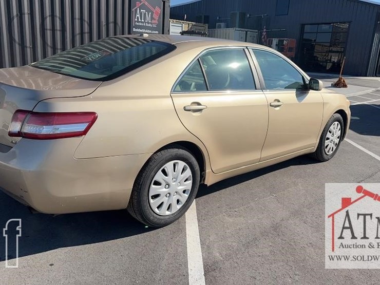 2010-toyota-camry-le-image-3