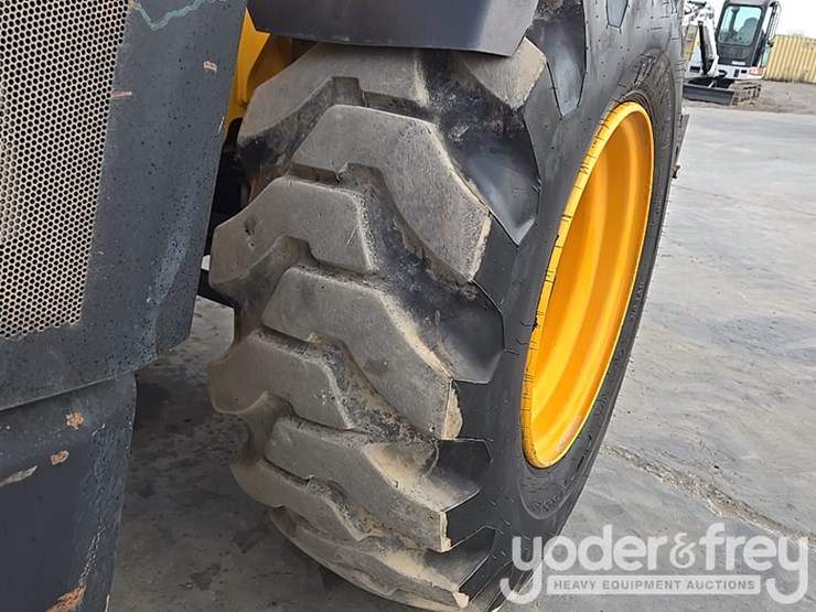 2017-jcb-512-56-image-37