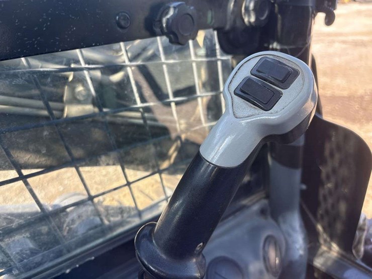 2012-new-holland-l225-image-18