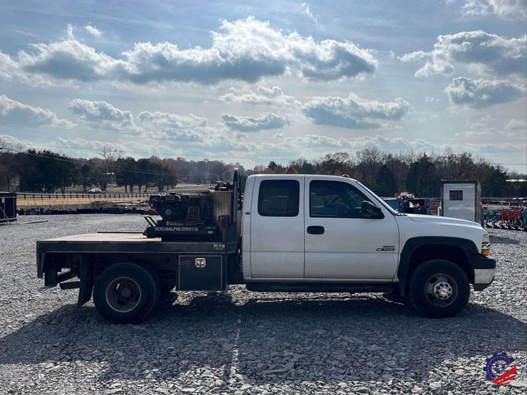 2002-chevrolet-silverado-flatbed-truck-image-5
