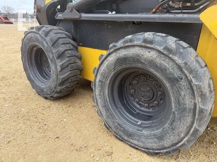 new-holland-l220-image-7