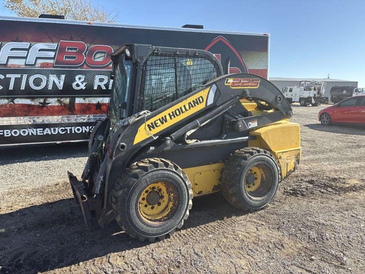 2012-new-holland-l225-image-1