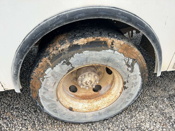 2000-ford-f650-image-14