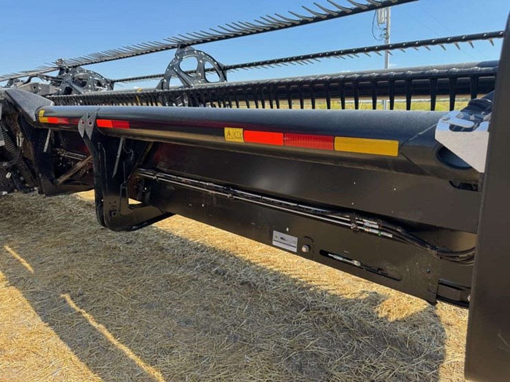 2021-macdon-fd1-40ft-flex-draper-head-image-4