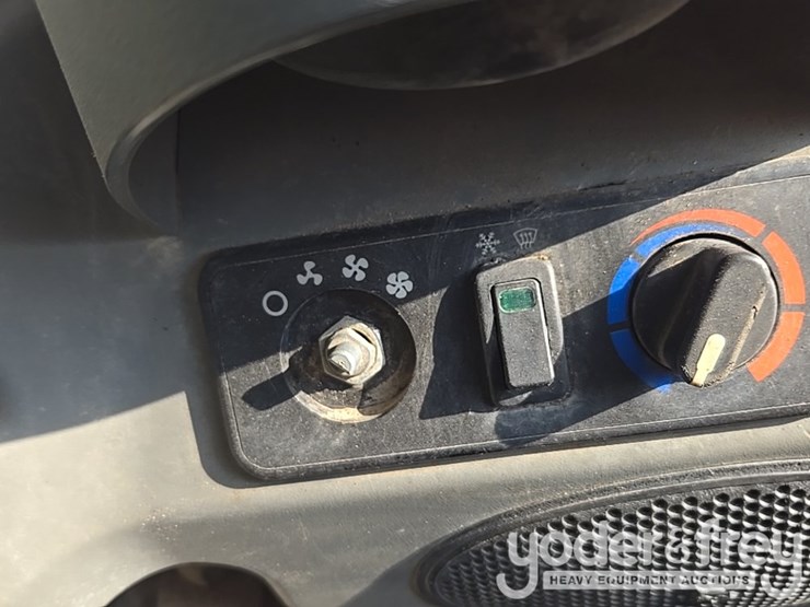 2021-bobcat-t595-image-79