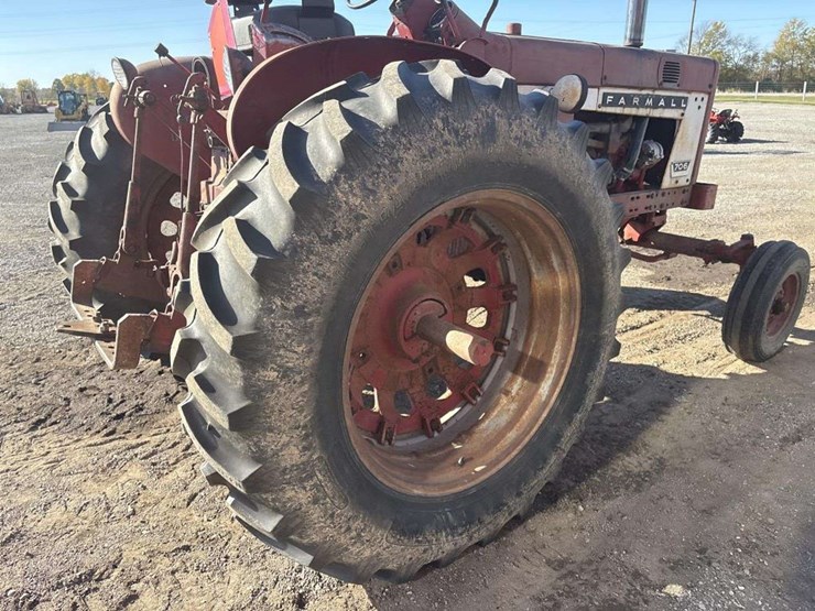 farmall-706-tractor-image-9