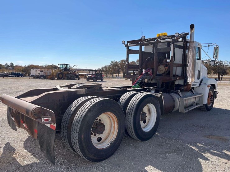 1995-freightliner-fld120-image-3