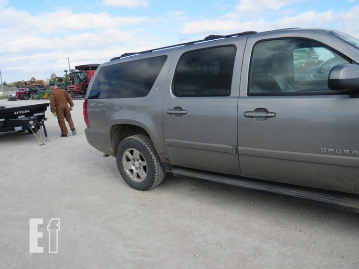 2008-chevrolet-suburban-image-5