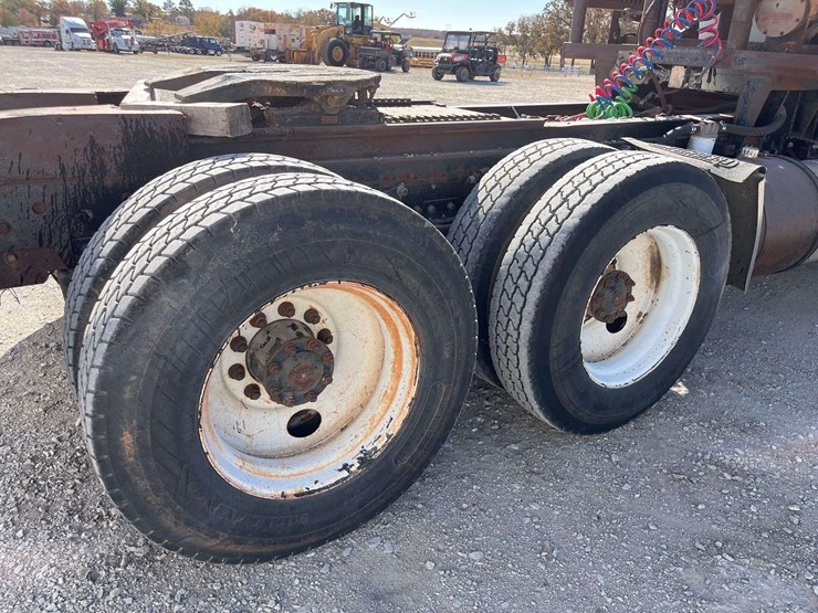 1995-freightliner-fld120-image-30