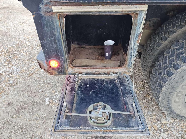 2014-freightliner-m2-106-image-37