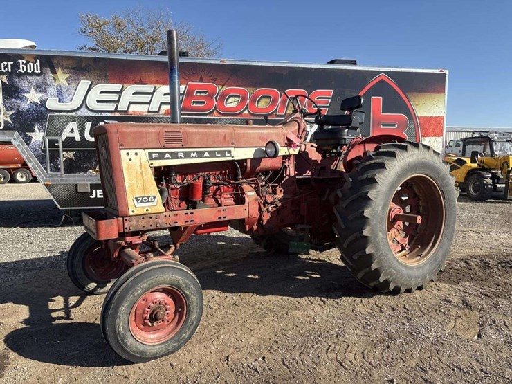 farmall-706-tractor-image-1