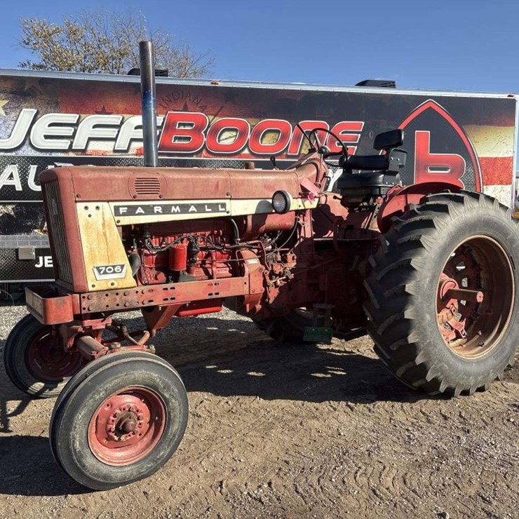 Farmall 706 Tractor