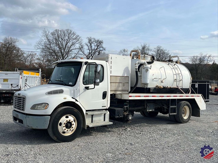 2005-freightliner-m2-business-class-s/a-water-truck-image-1