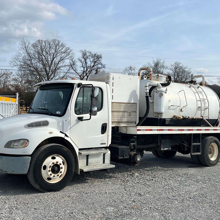 2005 FREIGHTLINER M2 Business Class S/A Water Truck