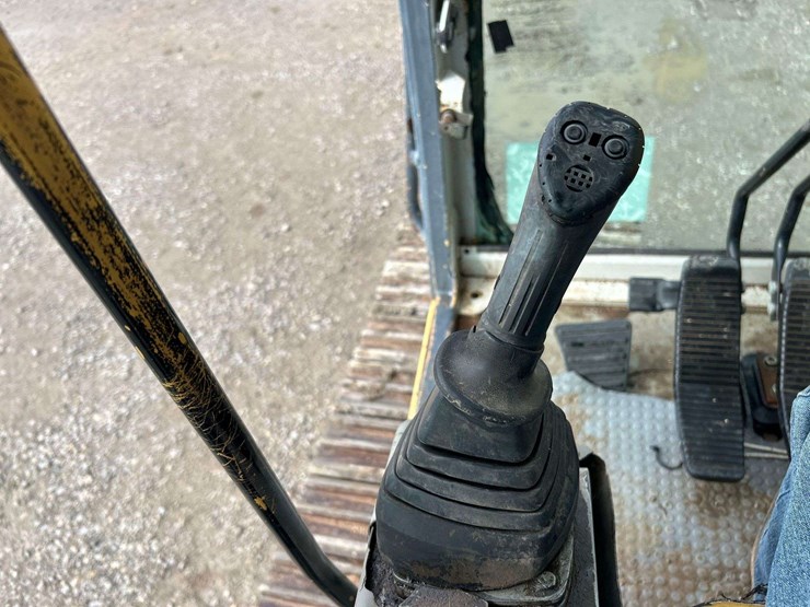 2001-new-holland-ec215-image-23