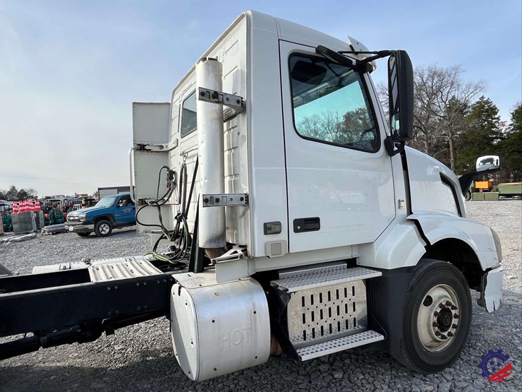 2016-volvo-d11-s/a-truck-tractor-image-29