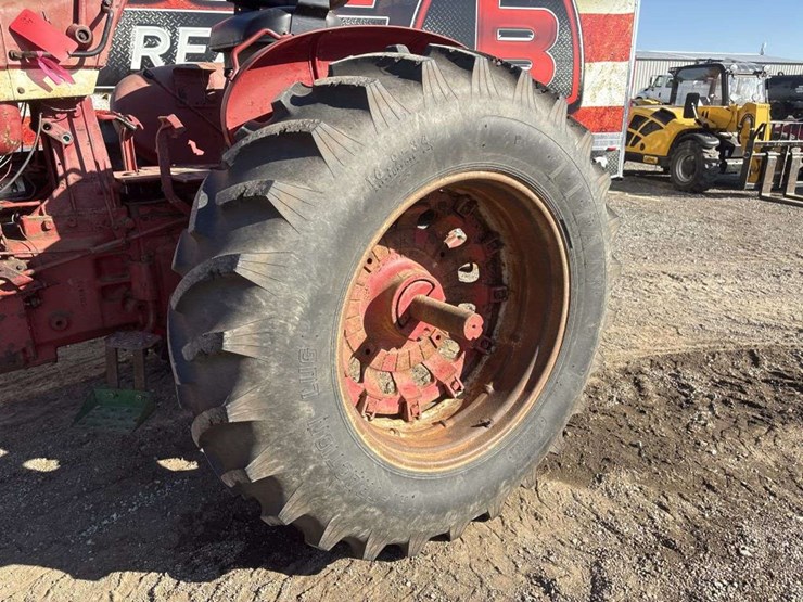 farmall-706-tractor-image-8