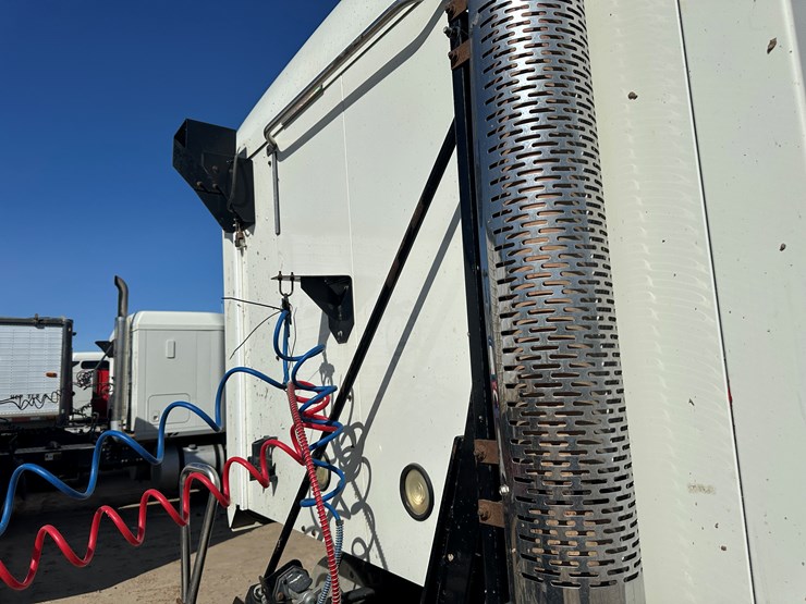 #33701-•-2011-mack-cxu-sleeper-truck-tractor-1m1aw09y4bm013132-image-49