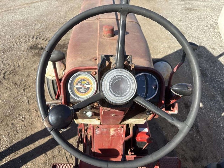 farmall-706-tractor-image-16