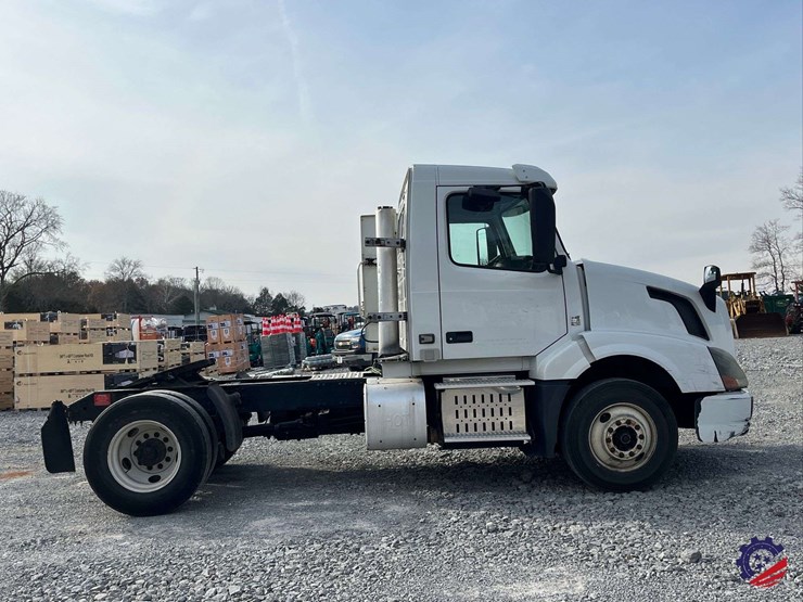 2016-volvo-d11-s/a-truck-tractor-image-5