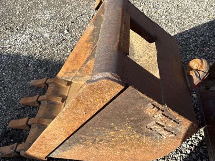 wain-roy-24in-tooth-bucket-for-backhoe-image-3