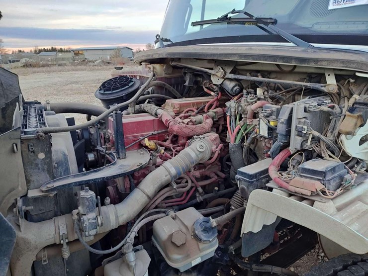 2014-freightliner-m2-106-image-16