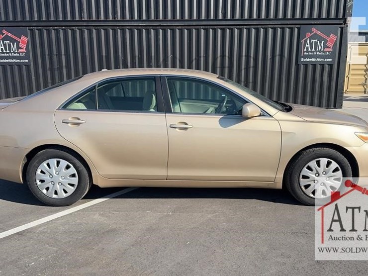 2010-toyota-camry-le-image-2