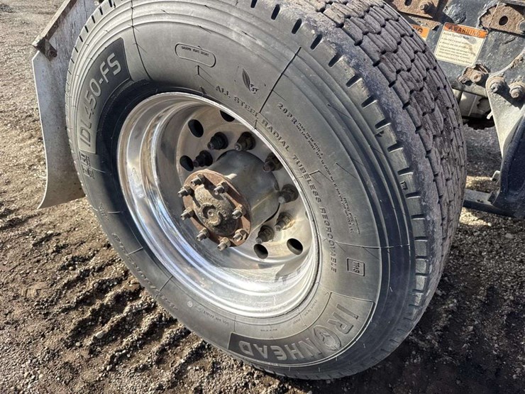 2013-freightliner-cascadia-125-image-16