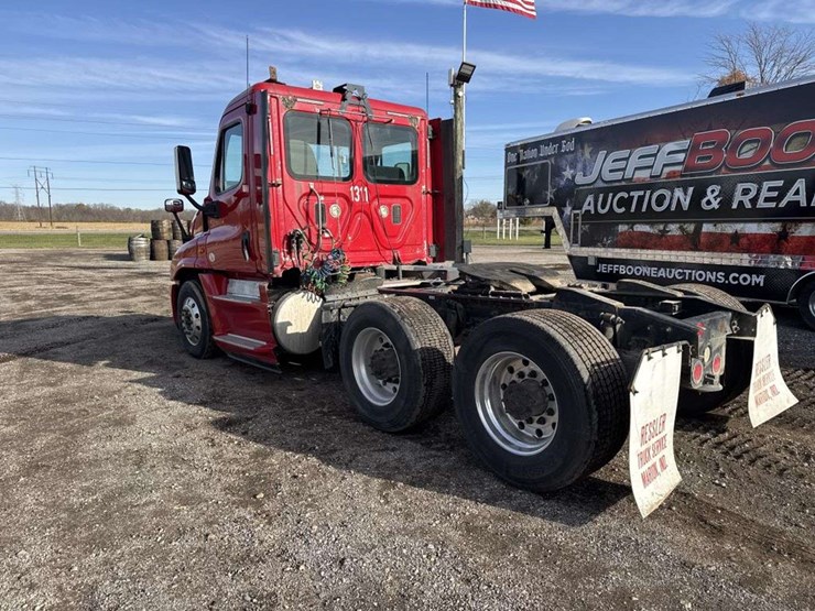 2013-freightliner-cascadia-125-image-3