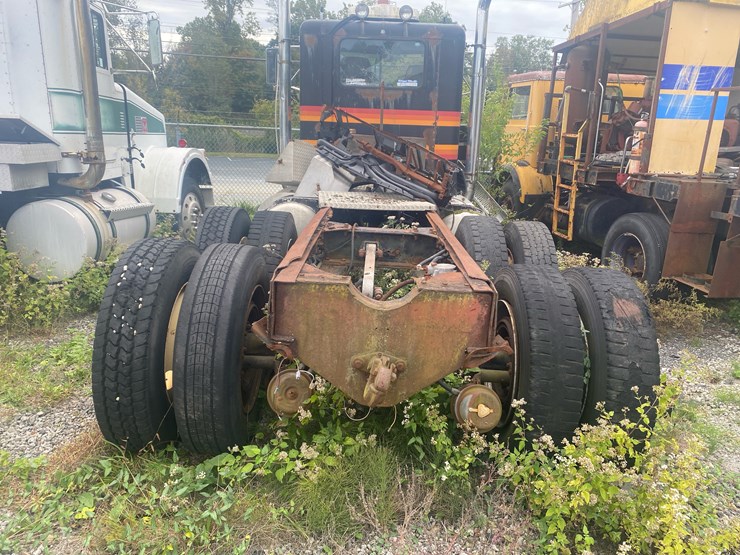 #68-•-peterbilt-tractor-for-parts-image-4