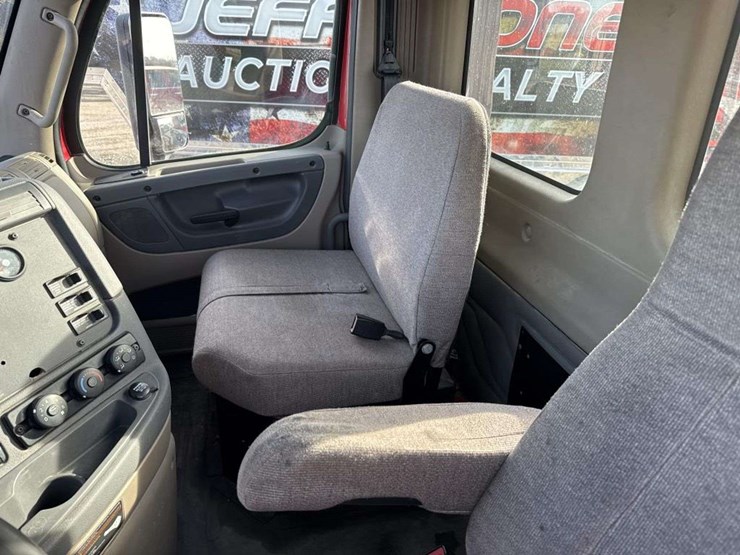 2013-freightliner-cascadia-125-image-29