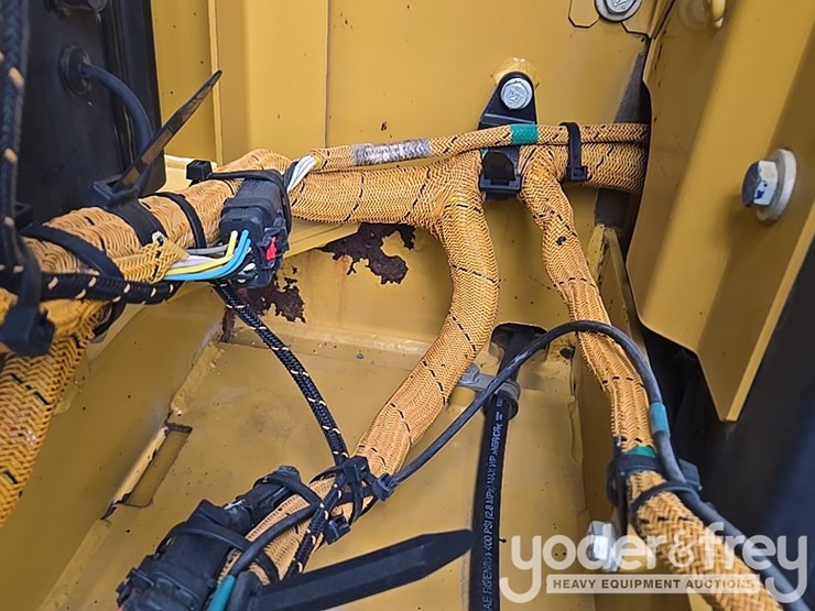 2016-caterpillar-312fgc-image-85