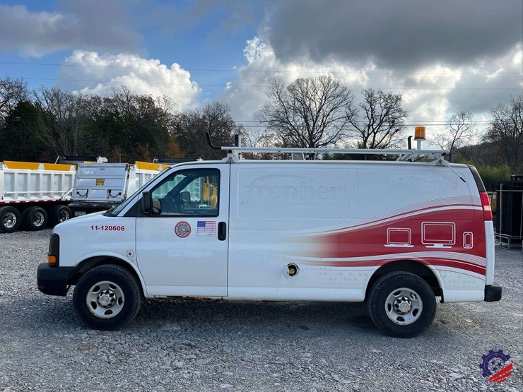 2012-chevrolet-express-van-image-2