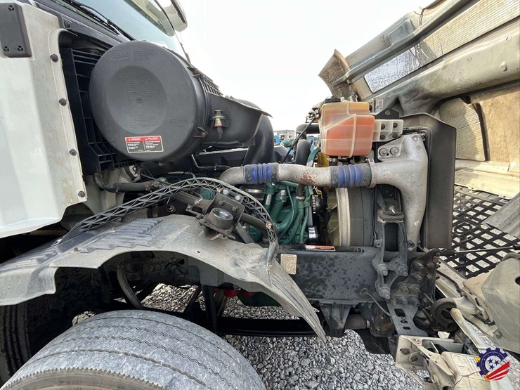 2016-volvo-d11-s/a-truck-tractor-image-38