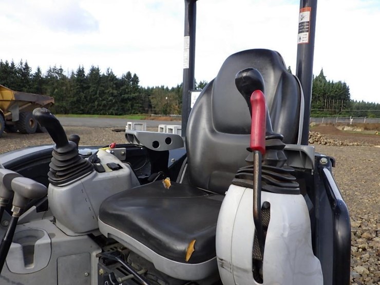 2019-deere-35g-image-21