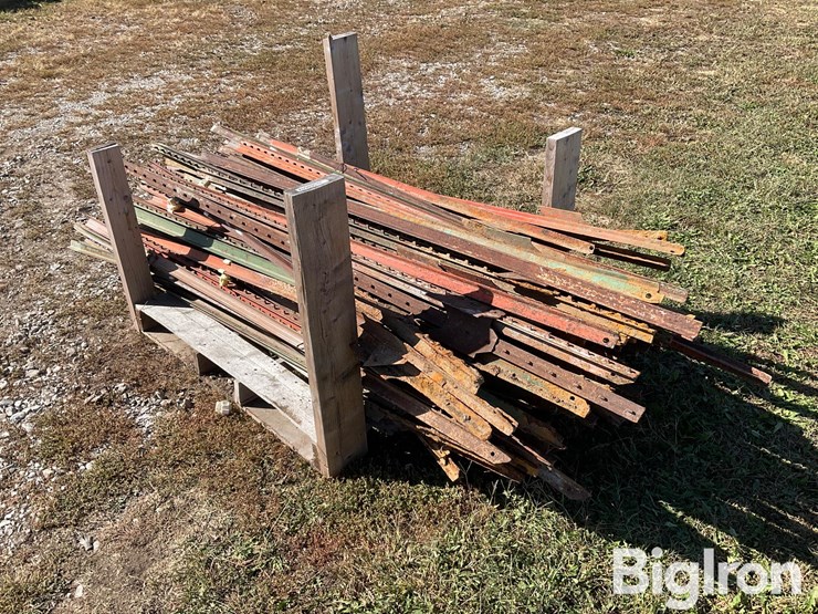 pallet-of-steel-fence-posts-image-1