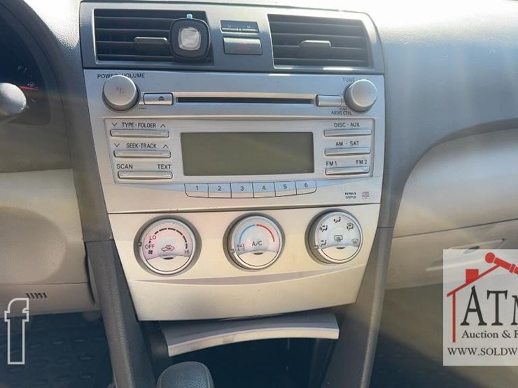 2010-toyota-camry-le-image-18