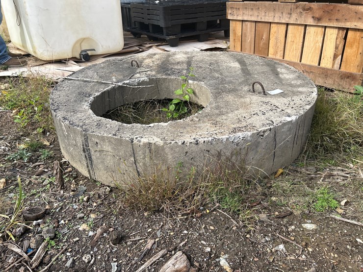 #136-•-58”-round-cement-access-hatch-image-2