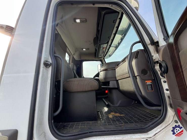 2016-volvo-d11-s/a-truck-tractor-image-47