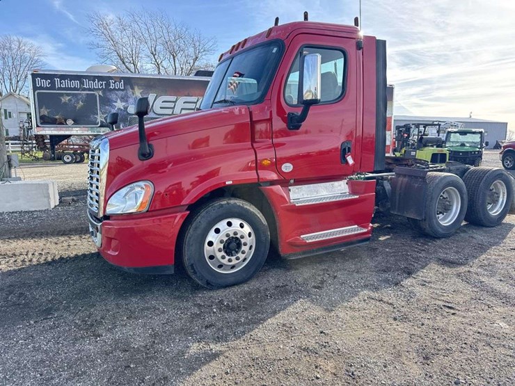 2013-freightliner-cascadia-125-image-1